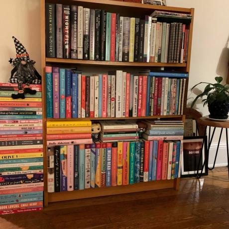 La libreria di Danielle Valente nel suo piccolo appartamento