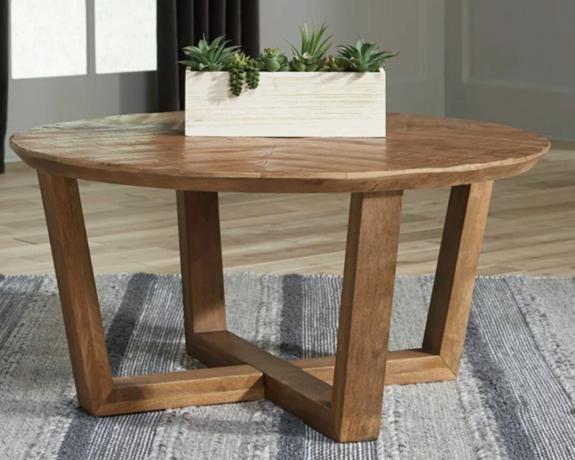 एक भूरे रंग के आम की लकड़ी गोल कॉफी टेबल