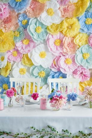 Velykų dekoravimo idėja: gėlių siena prie kalbančių stalų