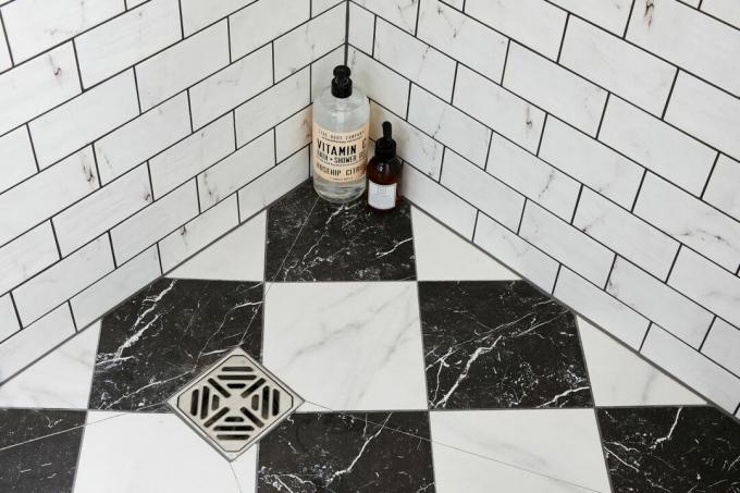 Dizajnerica interijera Nicola Miller upotrijebila je pametne trikove za stvaranje elegantne kupaonice u potkrovlju u kući Lea i Tamsina u Herne Hillu