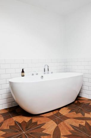 owen-white-bath-medinės grindys
