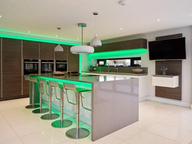 Illuminazione della cucina con lampadine che cambiano colore di LDC Kitchens