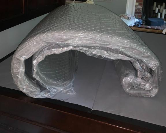 Revisão do colchão de espuma viscoelástica Siena sem caixa enrolado na cama