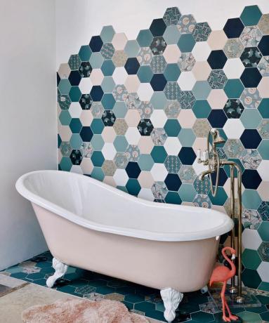 Blå patchwork-effektfliser på badet går fra gulv og opp vegg med forvrengt kanteffekt.