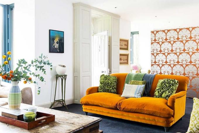 Оранжевый диван в загородном доме XIX века в гостиной