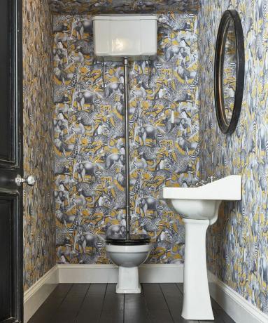 Graham & Brown tarafından alt kattaki tuvalette gri ve sarı hayvan motifli duvar kağıdı