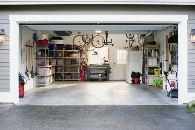 All'interno di un ampio garage