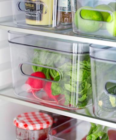 내부에 신선한 음식이 들어 있는 플라스틱 투명 용기가 있는 냉장고