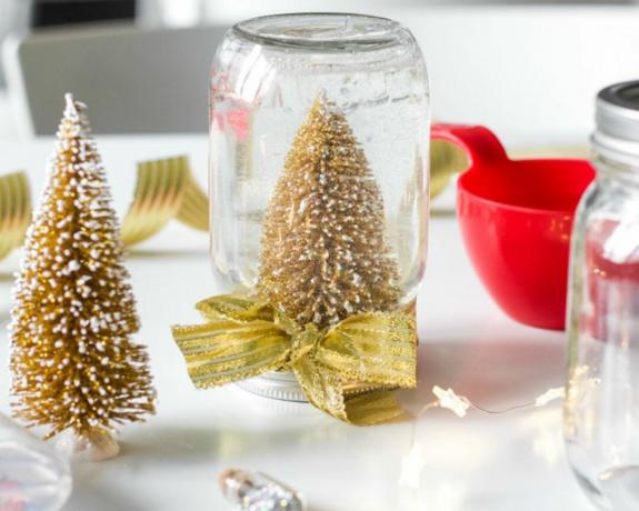 צנצנת מייסון כדור שלג לחג המולד עם עיצוב עץ מיניאטורי זהב