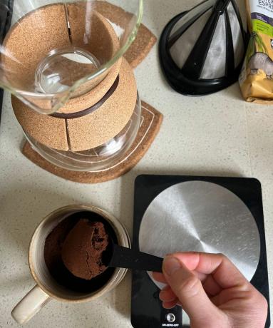 Приготовление кофе с помощью чайника на гибкой шее