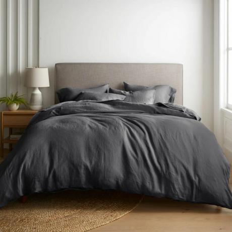 शयनकक्ष जीवनशैली छवि में बिस्तर पर काले बिस्तर सेट
