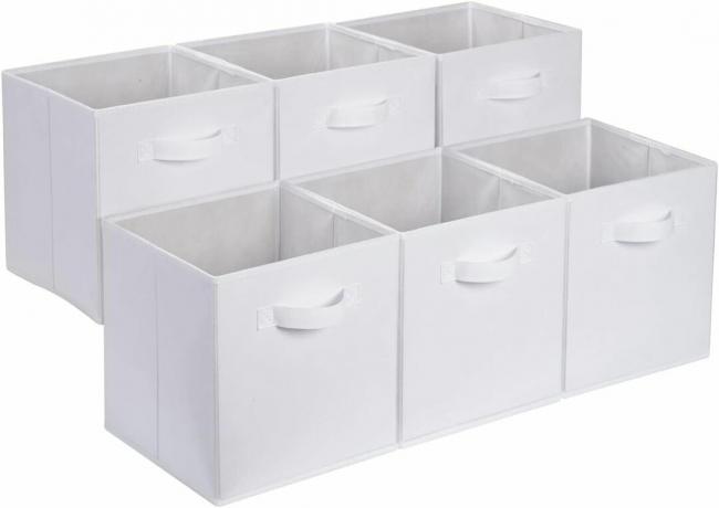 Un conjunto de seis cestas de almacenamiento de material blanco.