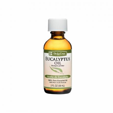 Una bottiglia di olio essenziale di eucalipto