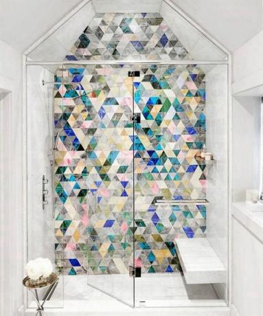 Nápad na barevné sprchové dlaždice od Allison Eden - Studio Tri