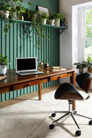 idee per l'home office: piccola scrivania con livrea verde