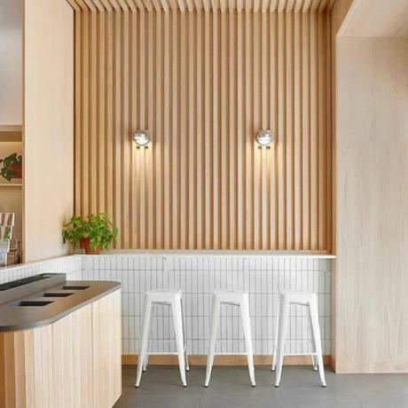 Šiuolaikinės medinės dailylentės šviežioje virtuvėje