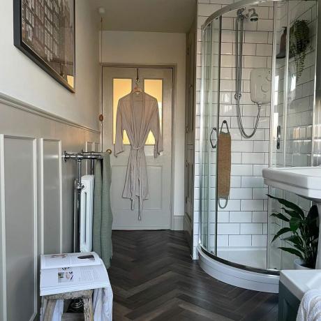 Ljust luftigt badrum med metrokakel och inbyggd förvaring