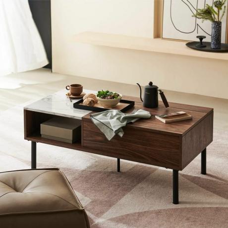 שולחן קפה עם פריטי עיצוב הבית עם אחסון בפנים