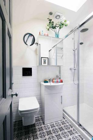 salle de bain lucarne carrelage douche miroir rangement