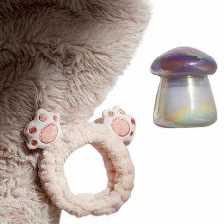 Fuzzy deka, čelenka s ušima a fialová a bílá houbová lampa