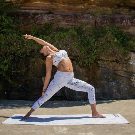 Personalizirana prostirka za jogu s ispisom mramora od DISRUPT SPORTS