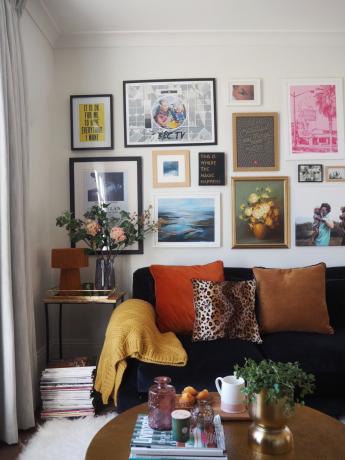 Stena galérie slúži ako nápad do obývačky na dodanie farieb