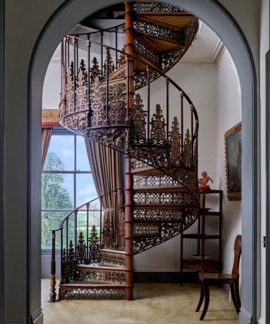 Un'idea di ringhiera per scale in legno con dettagli intagliati