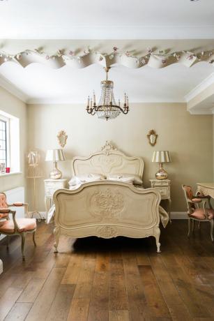 Krēmkrāsas franču stila guļamistaba ar koka grīdu