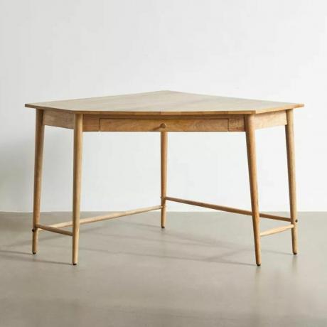 Un bureau d'angle en bois naturel avec un petit tiroir
