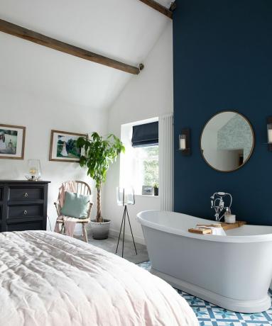 Emma e Martin Coulthurst hanno trasformato una camera da letto e un bagno in una master suite con vasca da bagno