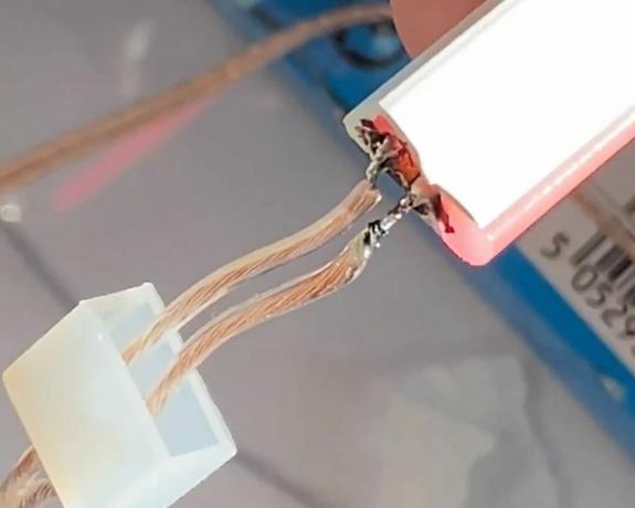 Neonski znak od užeta DIY - Jasmine Guerney prikazuje izbliza bakrene žice i priprema se za korištenje lemilice