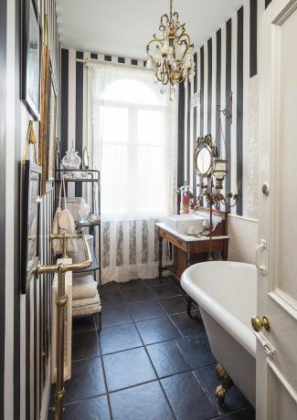 Fekete -fehér fürdőszoba