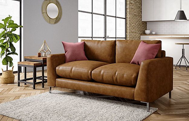 M&S ruskea nahkainen kahden istuttava sohva