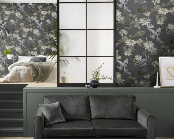 Kömür tonlarında oryantal özellikli duvar kağıdına sahip Japandi'den ilham alan oturma odası