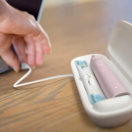 Recensione Philips Sonicare DiamondClean: spazzolino elettrico rosa all'interno della custodia da viaggio