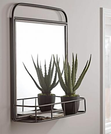 Ideia de espelho de corredor industrial com prateleiras e plantas de casa Cox e Cox
