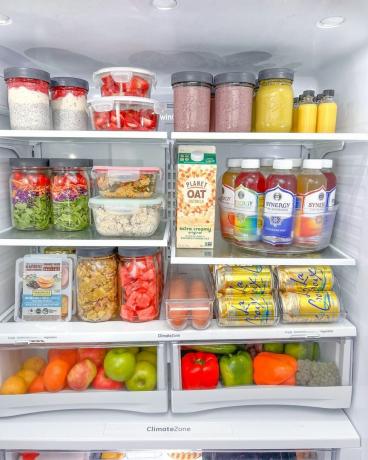 Організований холодильник з їжею в контейнерах