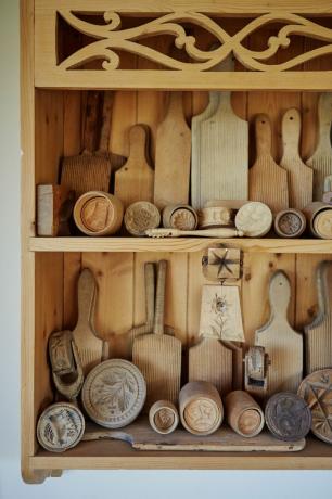 antigüedades de madera en una estantería