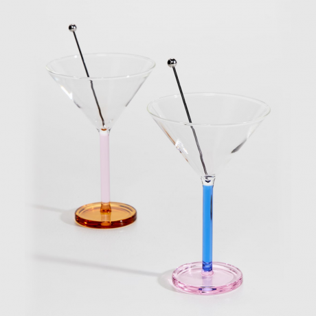 Um par de copos de martini em rosa e azul e laranja e rosa