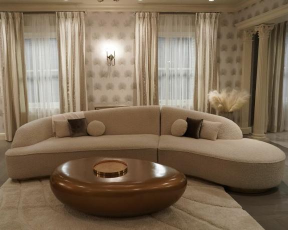 Ruang tamu netral dengan sofa boucle