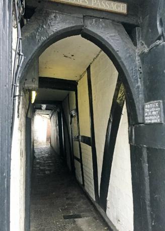 Проходите дават достъп до задната част на средновековни къщи, построени върху тесни парцели
