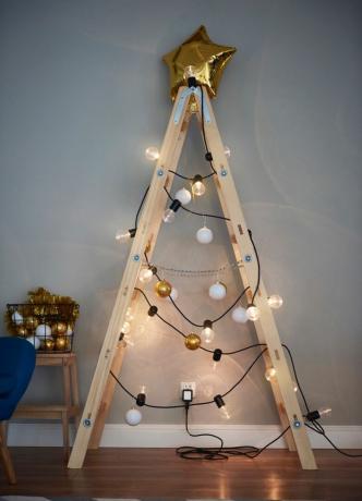 DIY ladder kerstvrij met omwikkelde slingerverlichting
