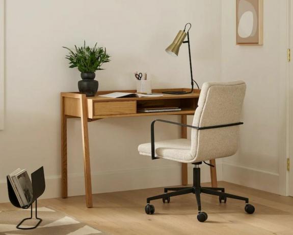 Fehér irodai szék és fából készült íróasztal