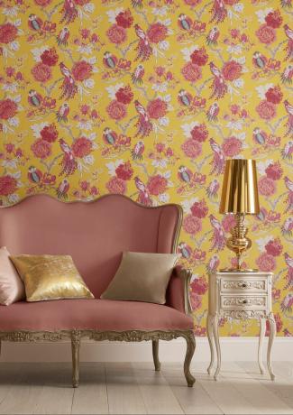 spilgti dzeltenas un rozā ziedu tapetes ar rozā dīvānu