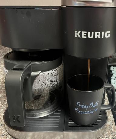 Keurig K-Duo che prepara il caffè dalla capsula di caffè Joffrey Disneyworld