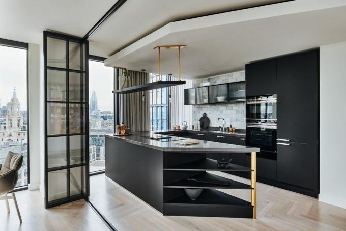Open keuken met interne vouwdeuren met zwart frame