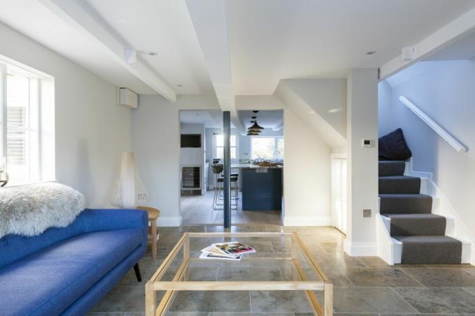 차고 전환 아이디어를 위한 계단과 주방이 내려다보이는 생활 공간: Stephen Graver Architects