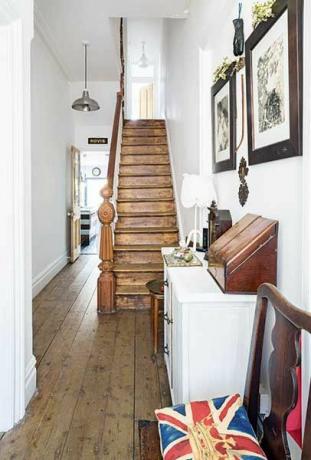Bijeli hodnik na viktorijanskoj terasi s originalnim drvenim stepenicama