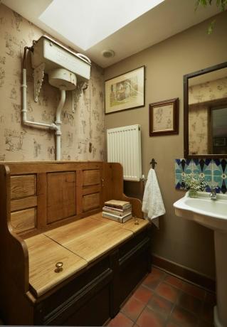 Toilette in legno in bagno