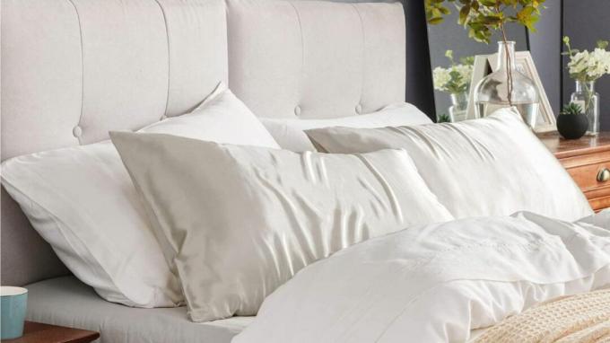 Amazon Bestseller BEDSURE Satin Kissenbezug auf Bett in Weiß